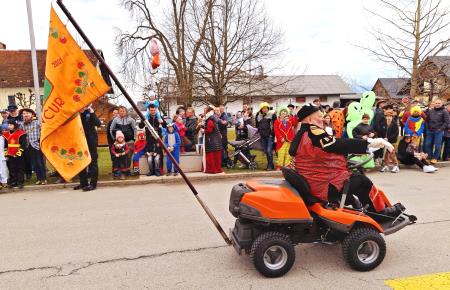 Lojze Zrim že 35 let nosi prapor Godlarjev